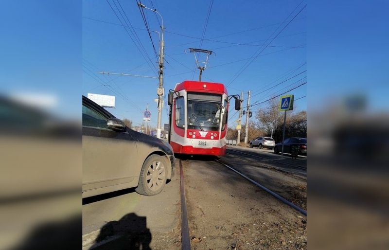 Паркуюсь, как хочу: в Волгограде машина перекрыла движение скоростного трамвая