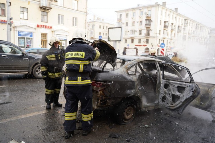 В центре Волгограда на мосту загорелось такси