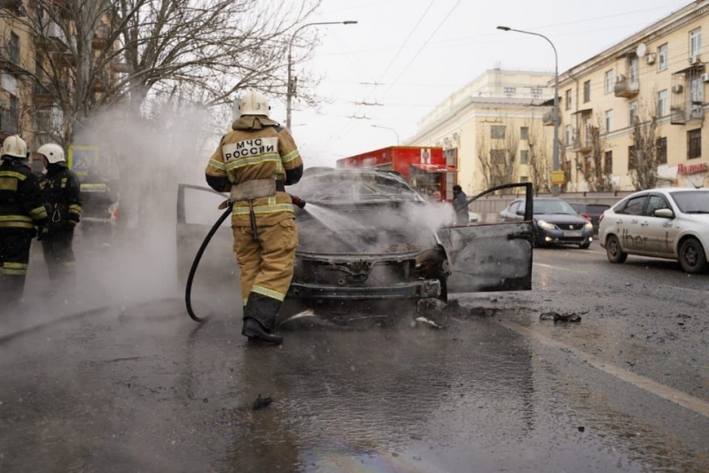 В центре Волгограда на мосту загорелось такси