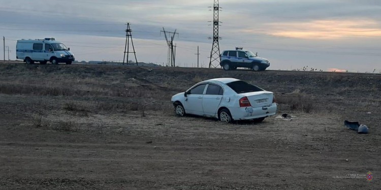 В центре Волгограда ребенок на самокате оказался под колесами машины