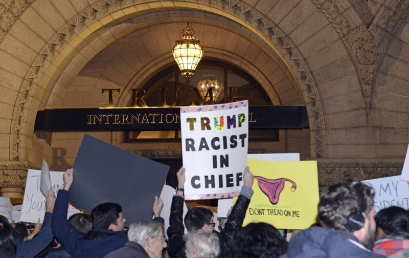 На митингующих в Вашингтоне напали неизвестные с ножами