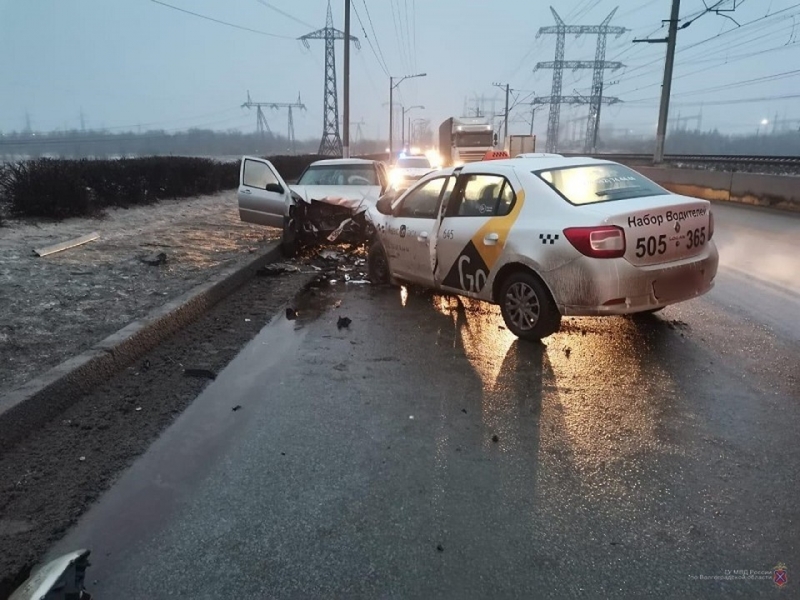 На мосту ГЭС разбилось «Яндекс Такси», а в Волгограде на зебре сбили молодую женщину