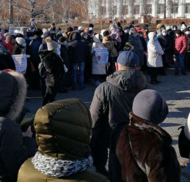 «Нас много и мы не сдадимся»: в Волгограде сторонники местного времени вышли на площадь