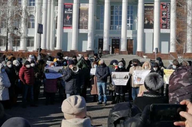 «Нас много и мы не сдадимся»: в Волгограде сторонники местного времени вышли на площадь