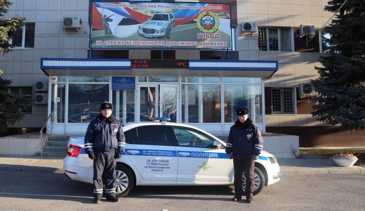 Полицейские Волгоградской области помогли двум дальнобойщикам, застрявшим на трассе