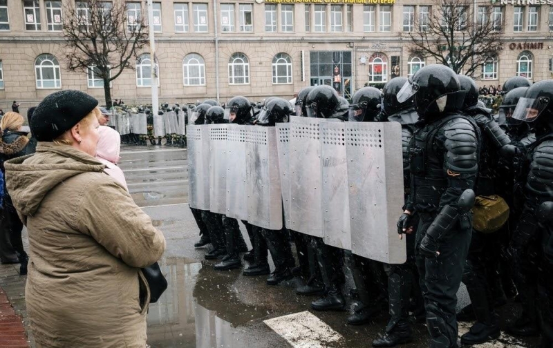 Участника акции протеста в Минске доставили в полицию вместе с детьми