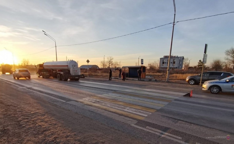 В Волгограде грузовик сбил девушку на «зебре»