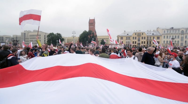 Оппозиционер создает и раздает в Берлине новые белорусские паспорта 