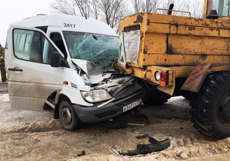 Под Волгоградом в ДТП попала маршрутка с людьми: пострадали 5 человек