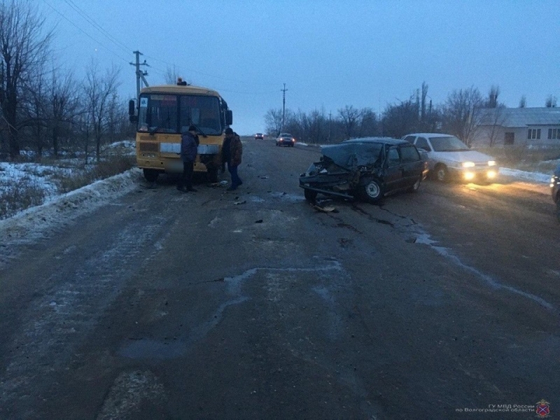 Под Волгоградом водитель на «ВАЗе» сбил двух пешеходов