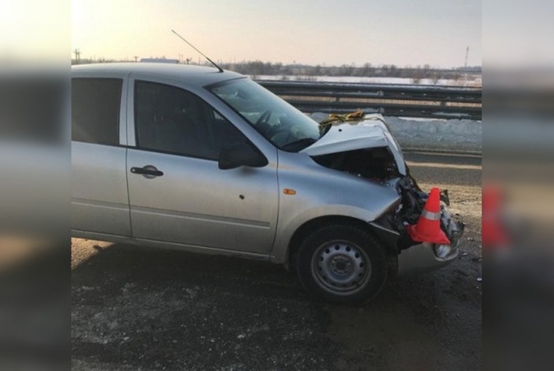 Под Волгоградом водитель влетел в фуру - 2 человека в больнице