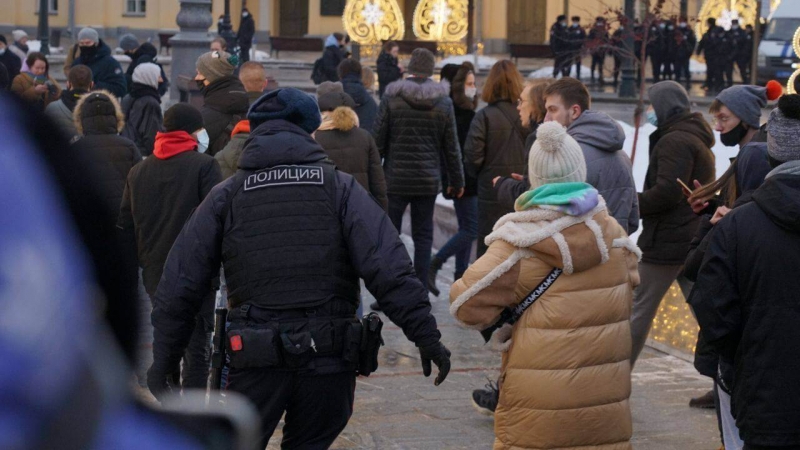 Полиция начала оттеснять протестующих от Большого Театра в Москве