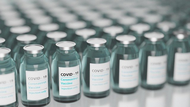 С появлением прививок от COVID-19 ВОЗ готовится ввести паспорта вакцинации для путешествующих