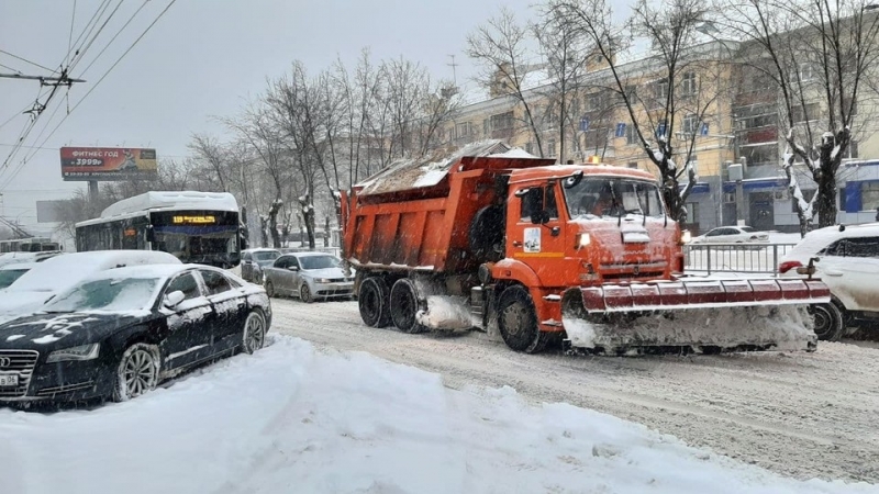 73 единицы спецтехники убирали улицы Волгограда от снега