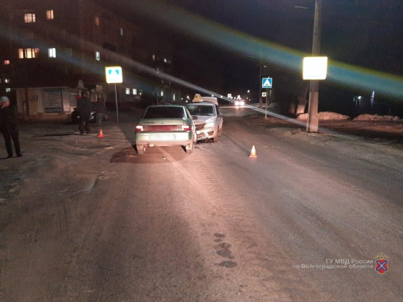 Двое детей и женщина пострадали в ДТП с двумя легковушками в Волгоградской области