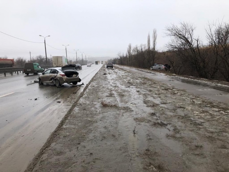 Двое в больнице, машина в кювете: утром 11 февраля в Волгограде случилось массовое ДТП