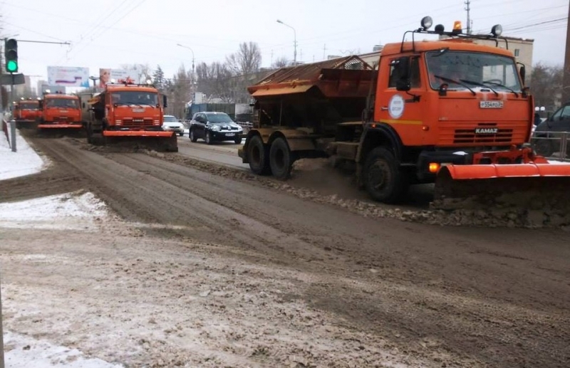 На Волгоград обрушился снег с дождем: на расчистку дорог вывели 90 спецмашин