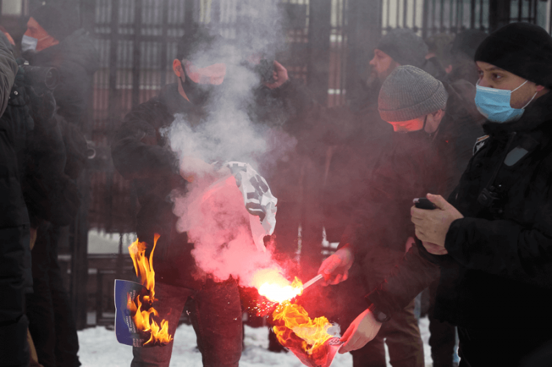 Офис украинского генпрокурора забросали петардами сторонники националиста