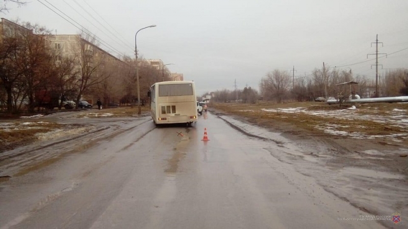 Под Волгоградом фургон насмерть задавил пешехода