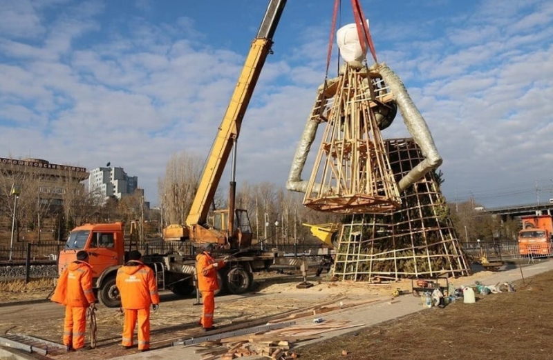 Руки в боки: в Волгограде начали изготавливать 12-метровую Масленицу