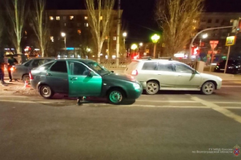 В центре Волгограда произошла тройная авария: женщина в больнице