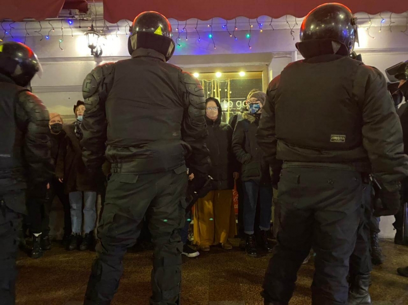 В Петербурге закрыли метро и задерживают протестующих