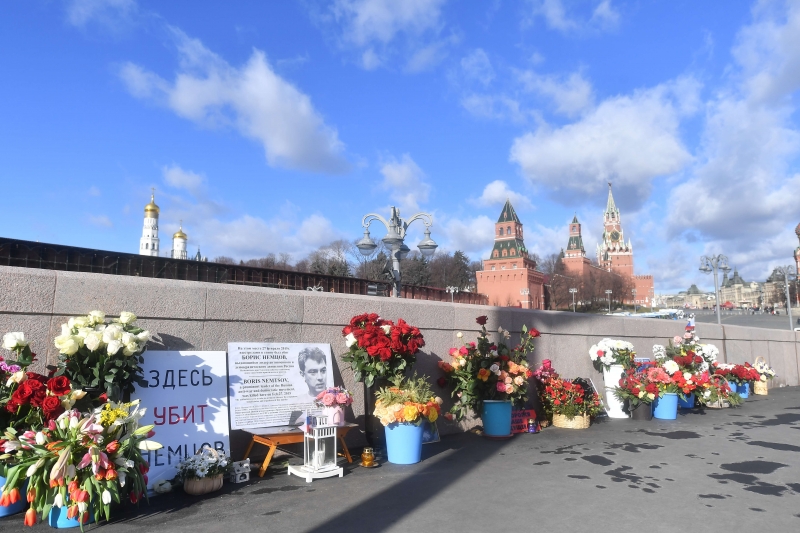 В столице иностранные дипломаты возложили цветы к месту убийства Бориса Немцова