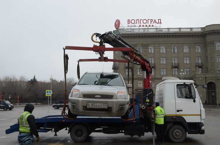 В Волгограде разбирают новогодние елки