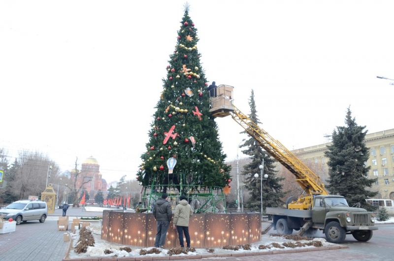 В Волгограде разбирают новогодние елки