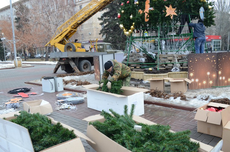 В Волгограде разбирают новогодние елки