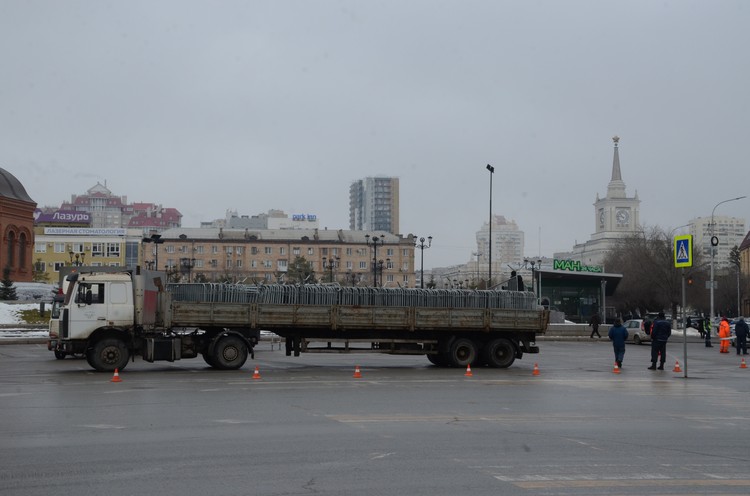 В Волгограде разбирают новогодние елки