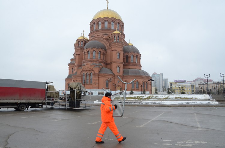 В Волгограде разбирают новогодние елки