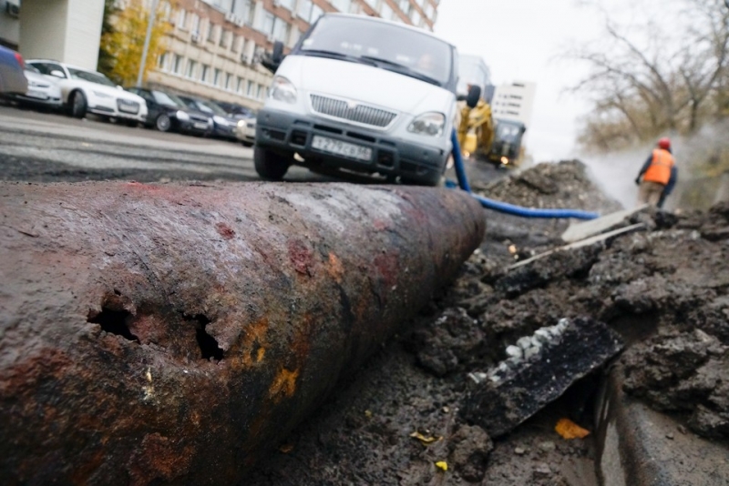 Вода подается на пониженном давлении: в Краснооктябрьском районе Волгограда начали восстанавливать поврежденный трубопровод