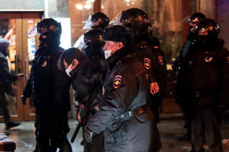 Следствие не захотело проверять толкнувшего пенсионерку на митинге полицейского