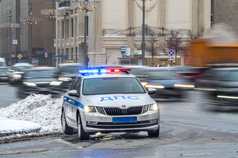 В Красноярске автомобиль протаранил остановку: «Просто взлетели все на воздух»