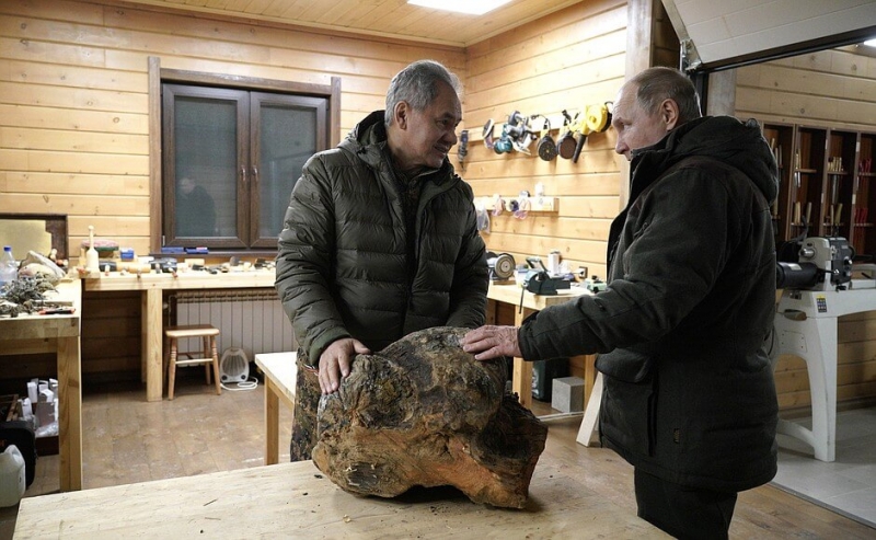 Владимир Путин на выходных катал Сергея Шойгу на вездеходе по тайге (ФОТО)