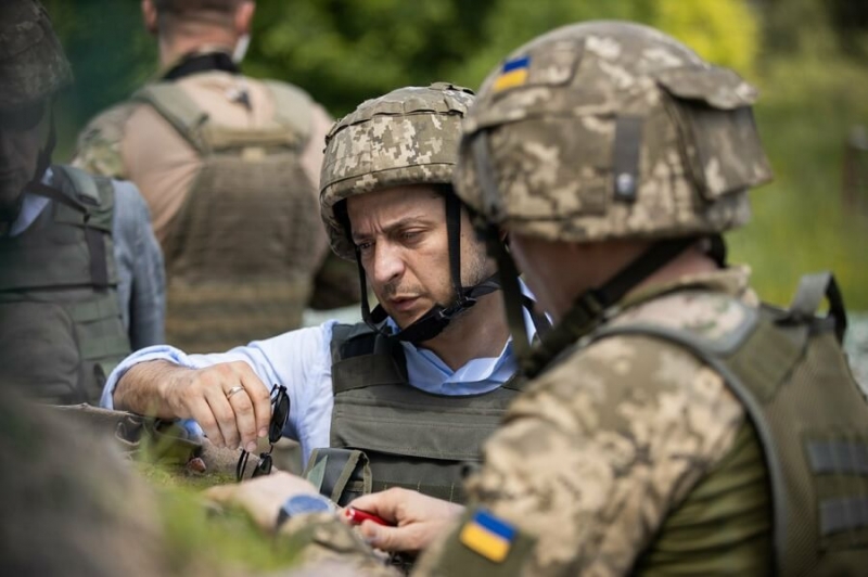 Владимир Зеленский ввел санкции против трех французов