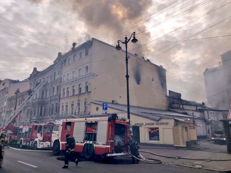 В Петербурге на Лиговском проспекте полыхает доходный дом Карявова