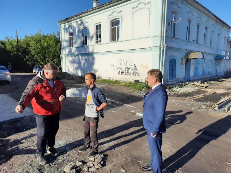 В Свердловской области жители отчитали мэра на фоне надписи в поддержку Навального