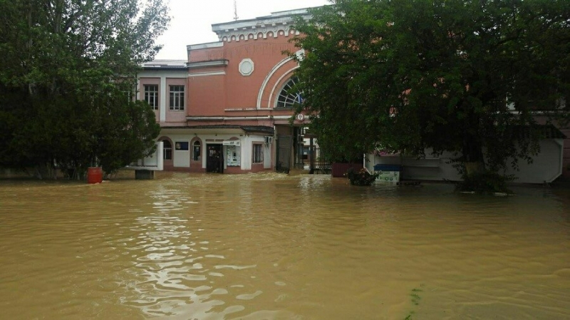 В крымском городе началась массовая эвакуация населения из-за воды