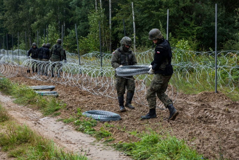 На границе с Беларусью польские пограничники «отстояли» колючую проволоку