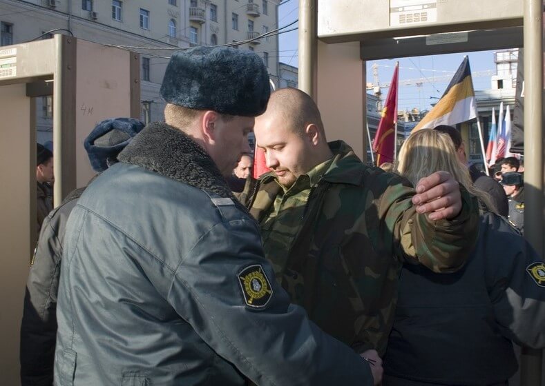 В Красноярске задержали нападавшую на «неугодных» людей банду скинхедов