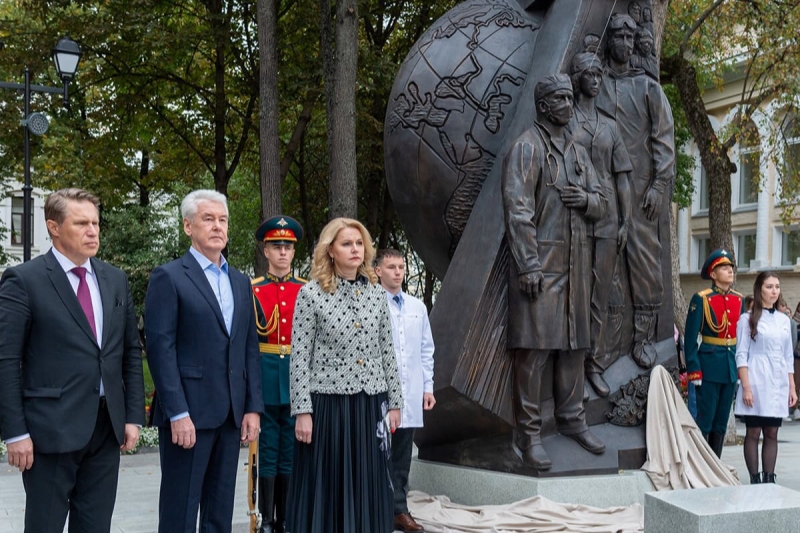 В Москве открыли памятник врачам, спасающих людей с COVID-19