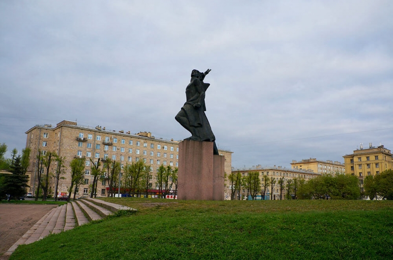 В Санкт-Петербурге задержали молодых коммунистов с цветами