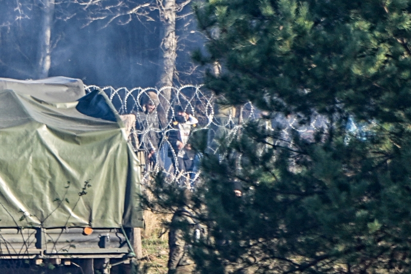 На польско-белорусской границе началась схватка между военными и беженцами. Страдают дети