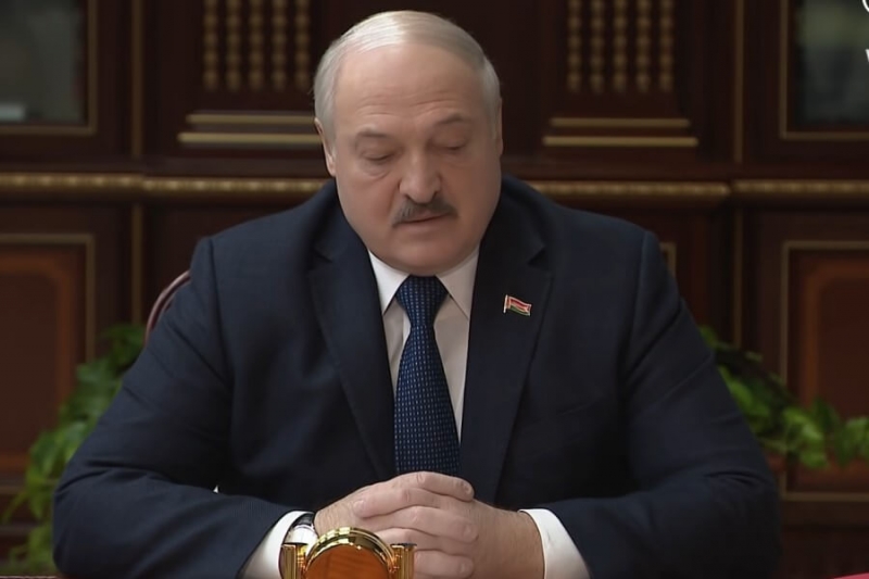 Александр Лукашенко за месяц до конституционного референдума решил созвать парламент и умолчал о причинах