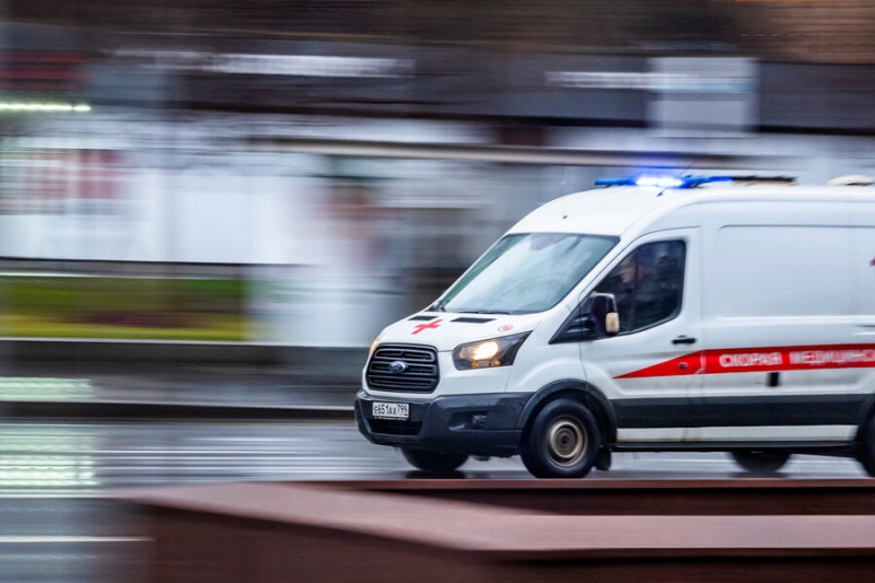 В центре Москвы произошло ДТП со скорой. Пациентка вылетела из машины