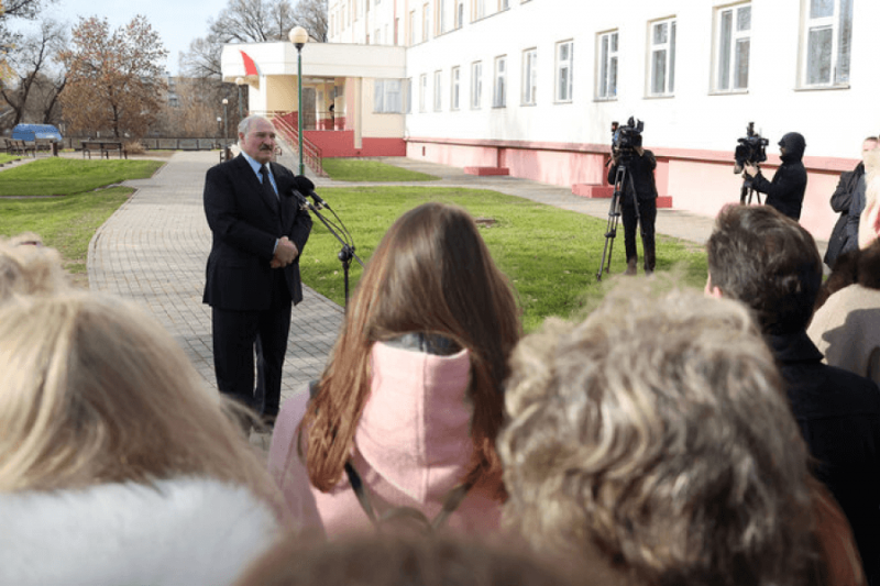 «Чтобы они войнушку не развязали здесь»: Лукашенко отреагировал на переброску танков к границам Беларуси