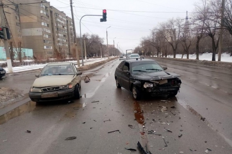 Молодой волжанин за рулем «Лады» врезался в «Нексию»: две женщины в больнице