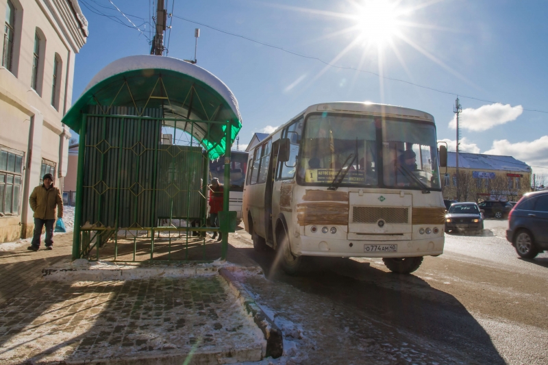 На окраине Петербурга школьницу чуть не убило отскочившим от старого автобуса колесом